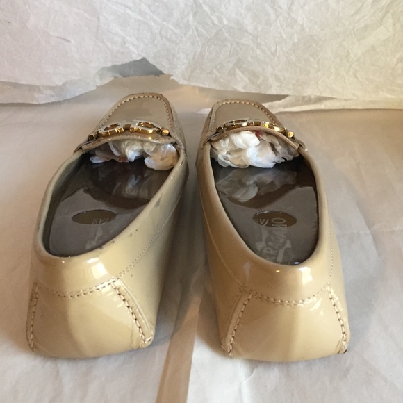 SALVATORE FERRAGAMO BEIGE PATENT MOCCASINS SZ-8 - Picture 3 of 8